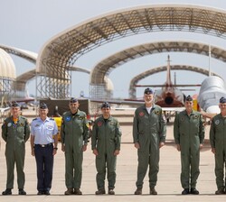 Su Majestad el Rey en la Base Aérea de San Javier con personal de la Base Aérea de San Javier